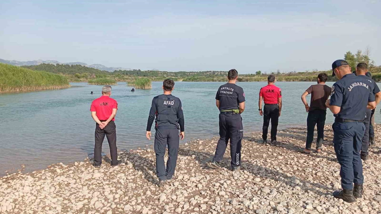 ANTALYA'DA SERİNLEMEK İÇİN AKSU ÇAYI'NA GİREN YABANCI UYRUKLLU 3 ARKADAŞTAN BİRİ AKINTIYA...
