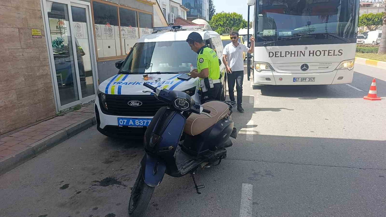 ANTALYA'DA; UYGULAMA YAPAN TRAFİK POLİSLERİNİ GÖRÜNCE TERS YÖNDE KAÇMAYA BAŞLAYAN VE POLİSİN "DUR"...