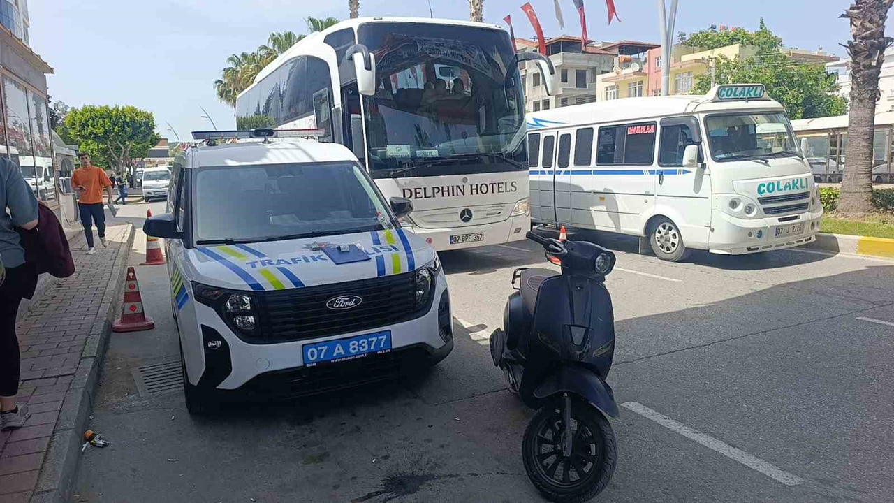 ANTALYA'DA; UYGULAMA YAPAN TRAFİK POLİSLERİNİ GÖRÜNCE TERS YÖNDE KAÇMAYA BAŞLAYAN VE POLİSİN "DUR"...