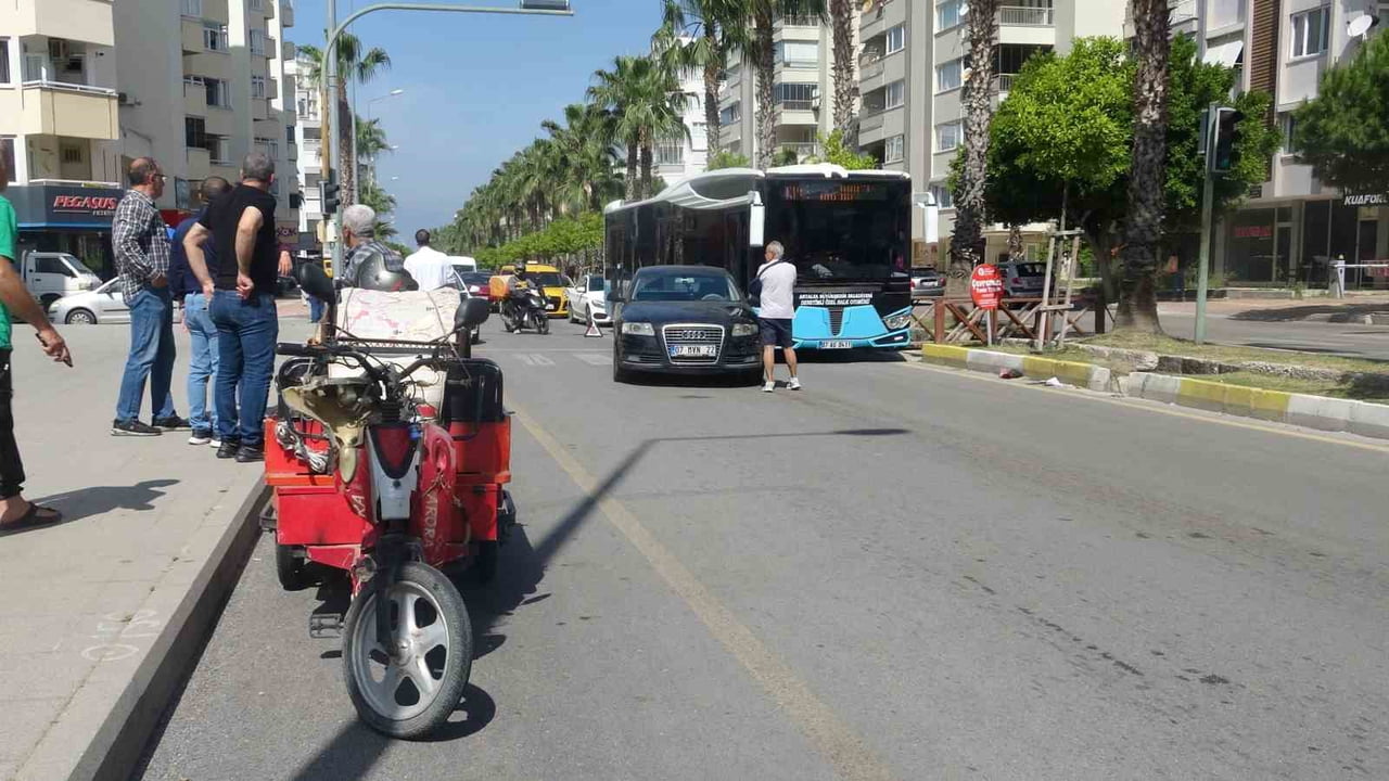 ANTALYA'DA YAYA GEÇİDİNDEN KARŞIYA GEÇMEYE ÇALIŞAN 3 TEKERLEKLİ MOTOSİKLETLE OTOMOBİL ÇARPIŞTI....