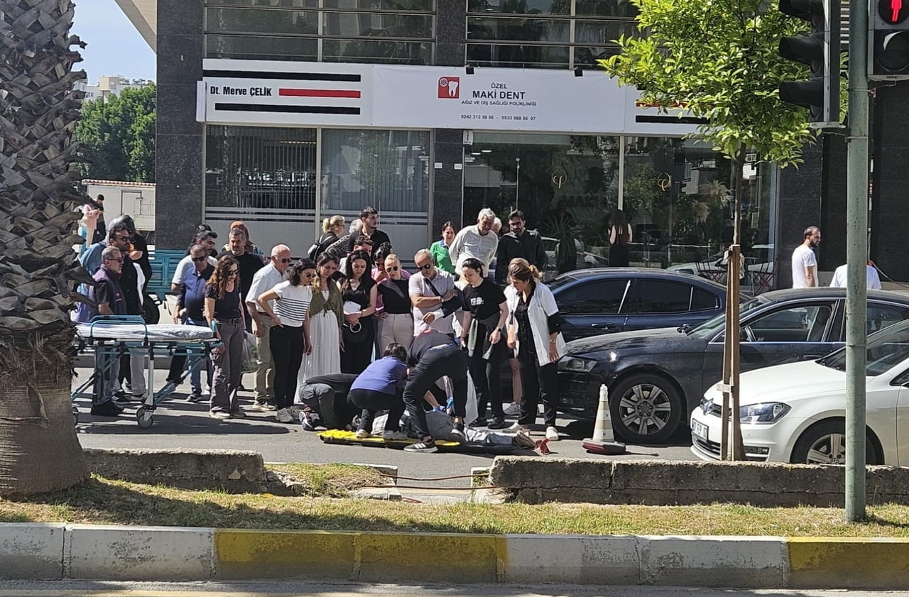 ANTALYA'DA YAYA GEÇİDİNDEN KARŞIYA GEÇMEYE ÇALIŞAN 3 TEKERLEKLİ MOTOSİKLETLE OTOMOBİL ÇARPIŞTI....