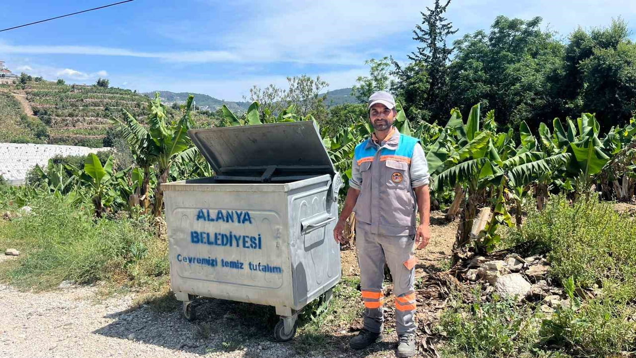 ANTALYA'NIN ALANYA İLÇESİNDE BELEDİYE TEMİZLİK İŞLERİNDE GÖREVLİ İKİ PERSONEL, ÇÖP KONTEYNERİ...