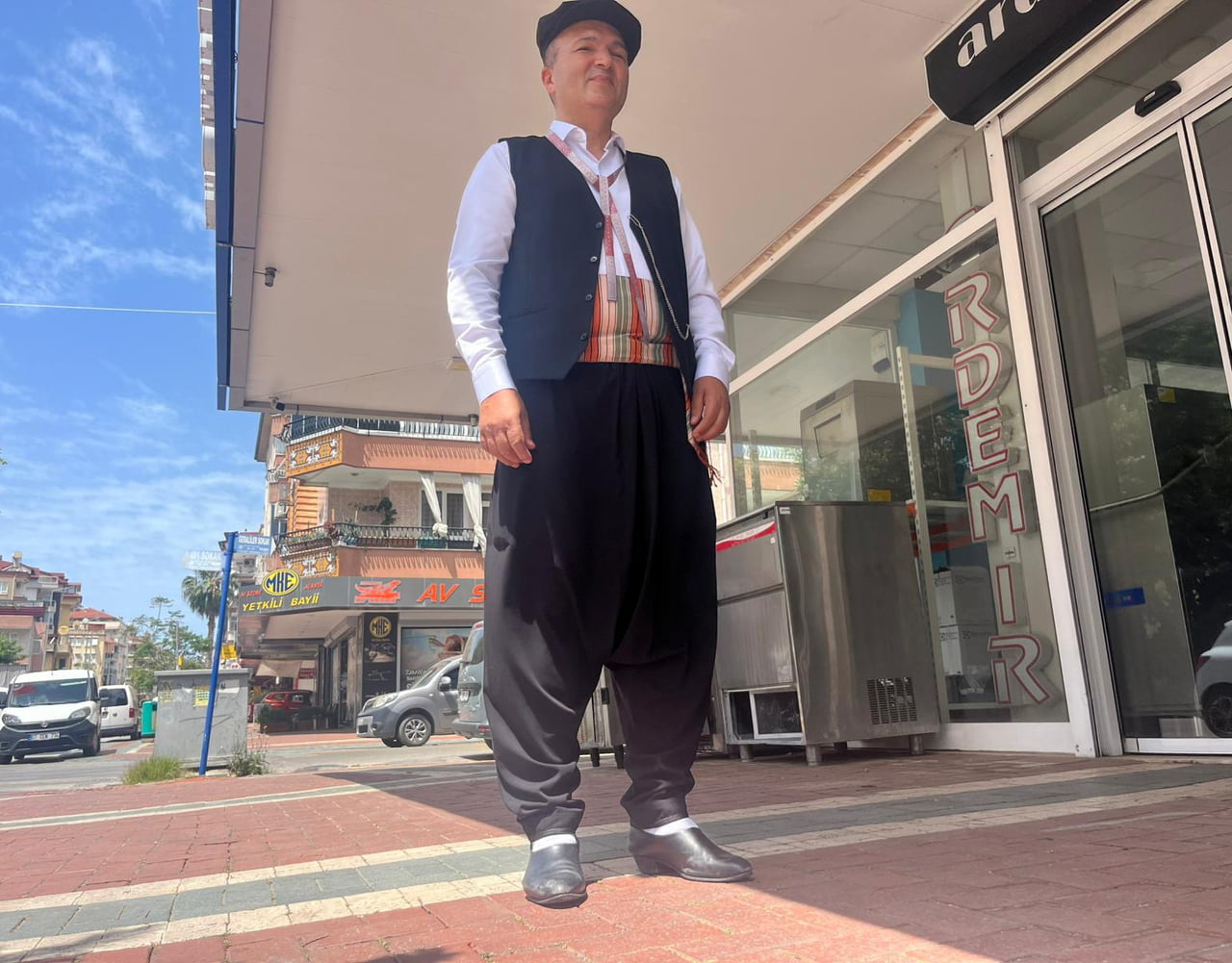 ANTALYA'NIN ALANYA İLÇESİNDE YAŞAYAN 52 YAŞINDAKİ TERZİ ALİ İHSAN ARSLAN, 36 YILDIR SÜRDÜRDÜĞÜ...