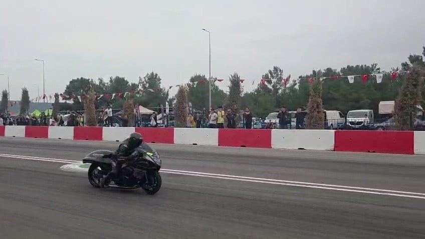 ANTALYA'NIN KEPEZ İLÇESİNDE DÜZENLENEN MOTODRAG YARIŞMALARINDA BARİYERLERE ÇARPAN MOTOSİKLETİN...