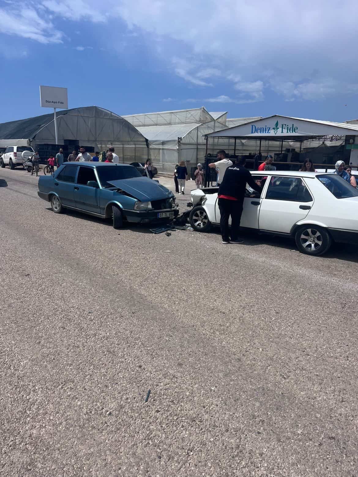 ANTALYA'NIN KUMLUCA İLÇESİNDE TOFAŞ MARKA İKİ ARACIN KAFA KAFAYA ÇARPILMASI SONUCU 3'Ü HAFİF 4...