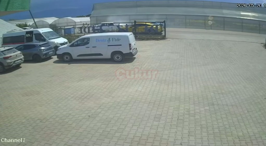 ANTALYA'NIN KUMLUCA İLÇESİNDE TOFAŞ MARKA İKİ ARACIN KAFA KAFAYA ÇARPILMASI SONUCU 3'Ü HAFİF 4...