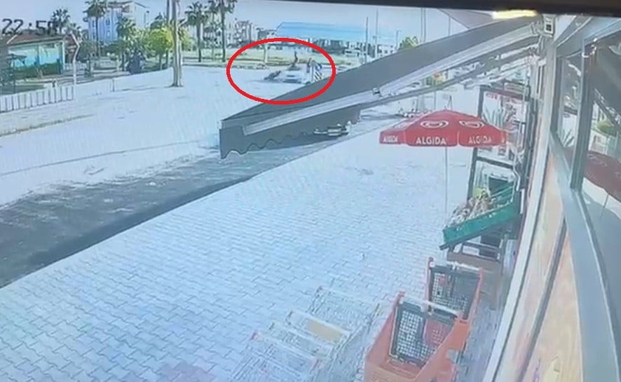 ANTALYA'NIN MANAVGAT İLÇESİNDE OTOMOBİL İLE MOTOSİKLETİN ÇARPIŞMASI SONUCU MEYDANA GELEN TRAFİK...
