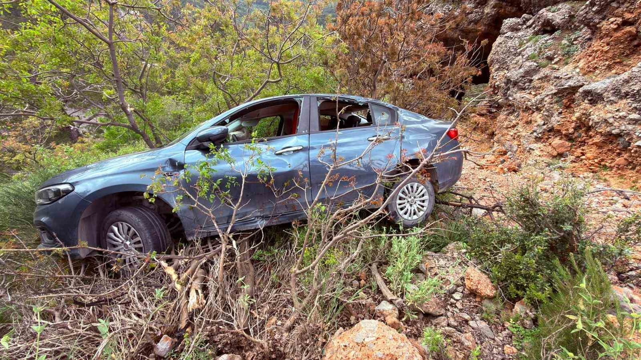 ANTALYA'NIN MANAVGAT İLÇESİNDE OTOMOBİLİN ŞARAMPOLE YUVARLANMASI SONUCU MEYDANA GELEN KAZADA AYNI...