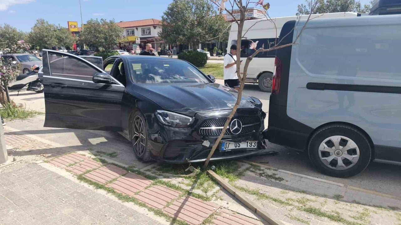 ANTALYA'NIN MANAVGAT İLÇESİNDE SEYİR HALİNDEKİ YOLCU MİNİBÜSÜNÜN YOL KENARINDA PARK HALİNDEKİ 3...
