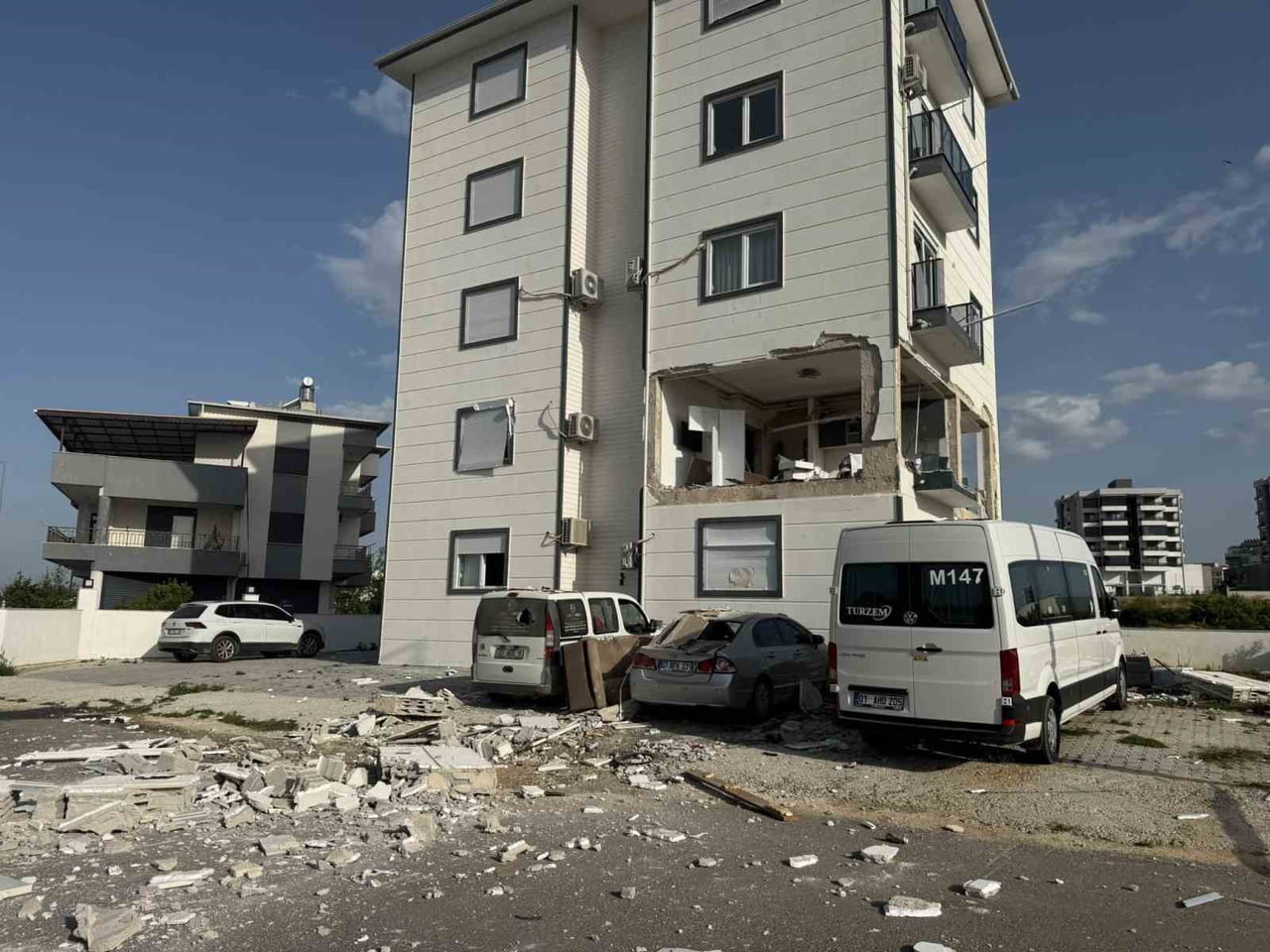 ANTALYA'NIN SERİK İLÇESİNDE EV TÜPÜNÜN PATLAMASI SONUCU BİR KİŞİ YARALANDI. PATLAMA SONRASI 5...