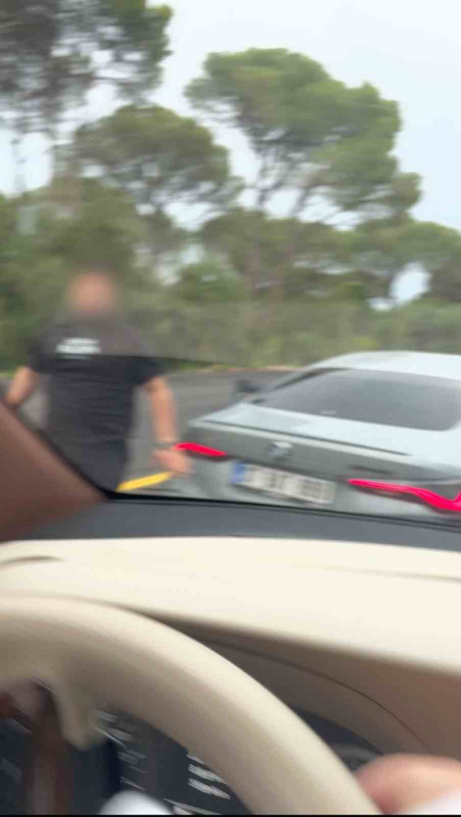 ANTALYA'NIN SERİK İLÇESİNDE İKİ SÜRÜCÜNÜN TRAFİKTE TARTIŞMA ANLARI VE SÜRÜCÜLERDEN BİRİNİN ARAÇTAN...