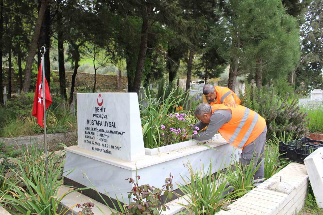ANTALYA BÜYÜKŞEHİR BELEDİYESİ, KURBAN BAYRAMI ÖNCESİNDE MEZARLIKLARDA BAKIM, ONARIM VE TEMİZLİK...