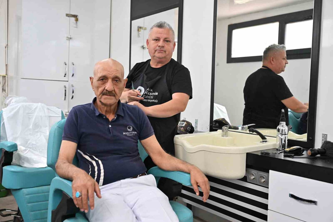 ANTALYA BÜYÜKŞEHİR BELEDİYESİNE BAĞLI MOBİL KUAFÖR TIRI, HALİL AKYÜZ HUZUREVİ'NDE KALAN YAŞLILARA...