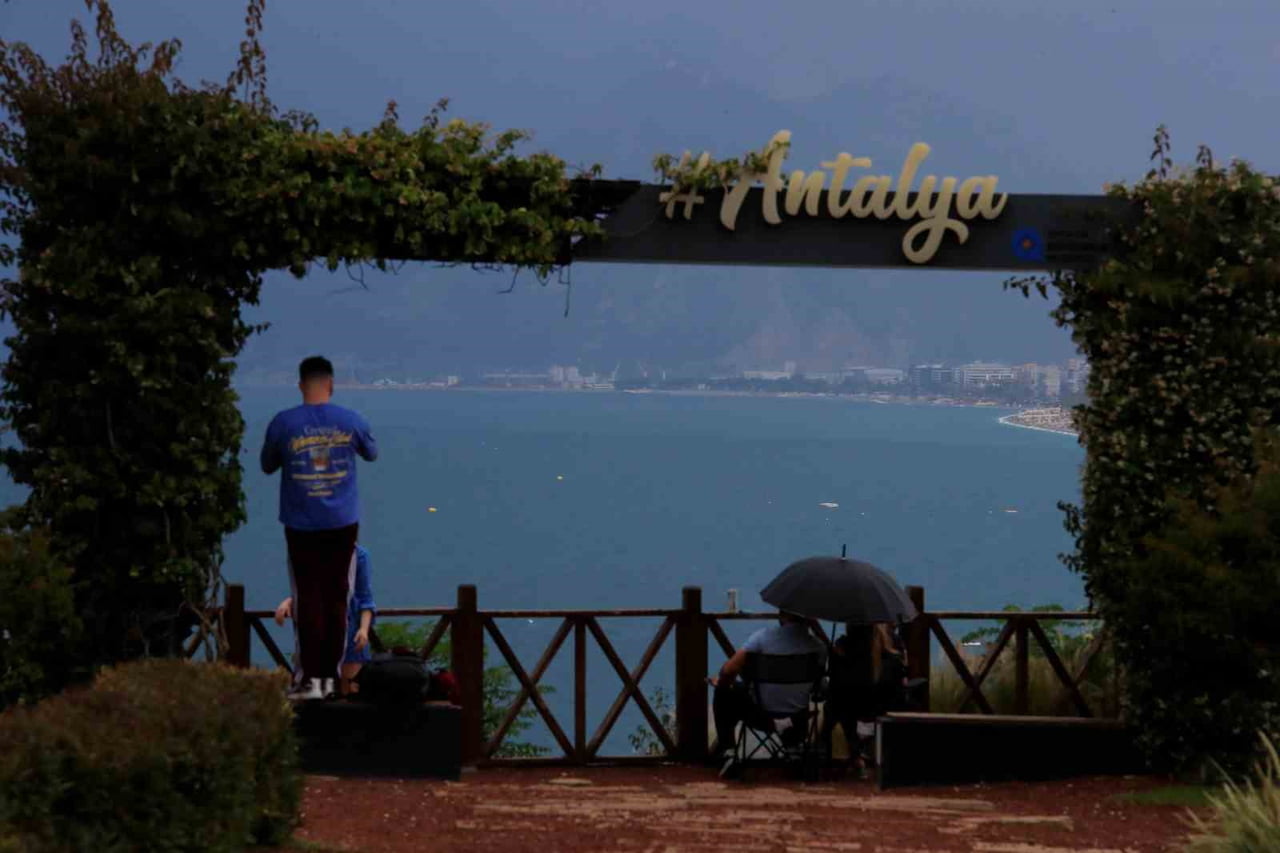ANTALYA’DA 9 GÜNLÜK KURBAN BAYRAMI TATİLİNİN BAŞLAMASINI FIRSAT BİLEN KENT SAKİNLERİ ÖĞLEN...