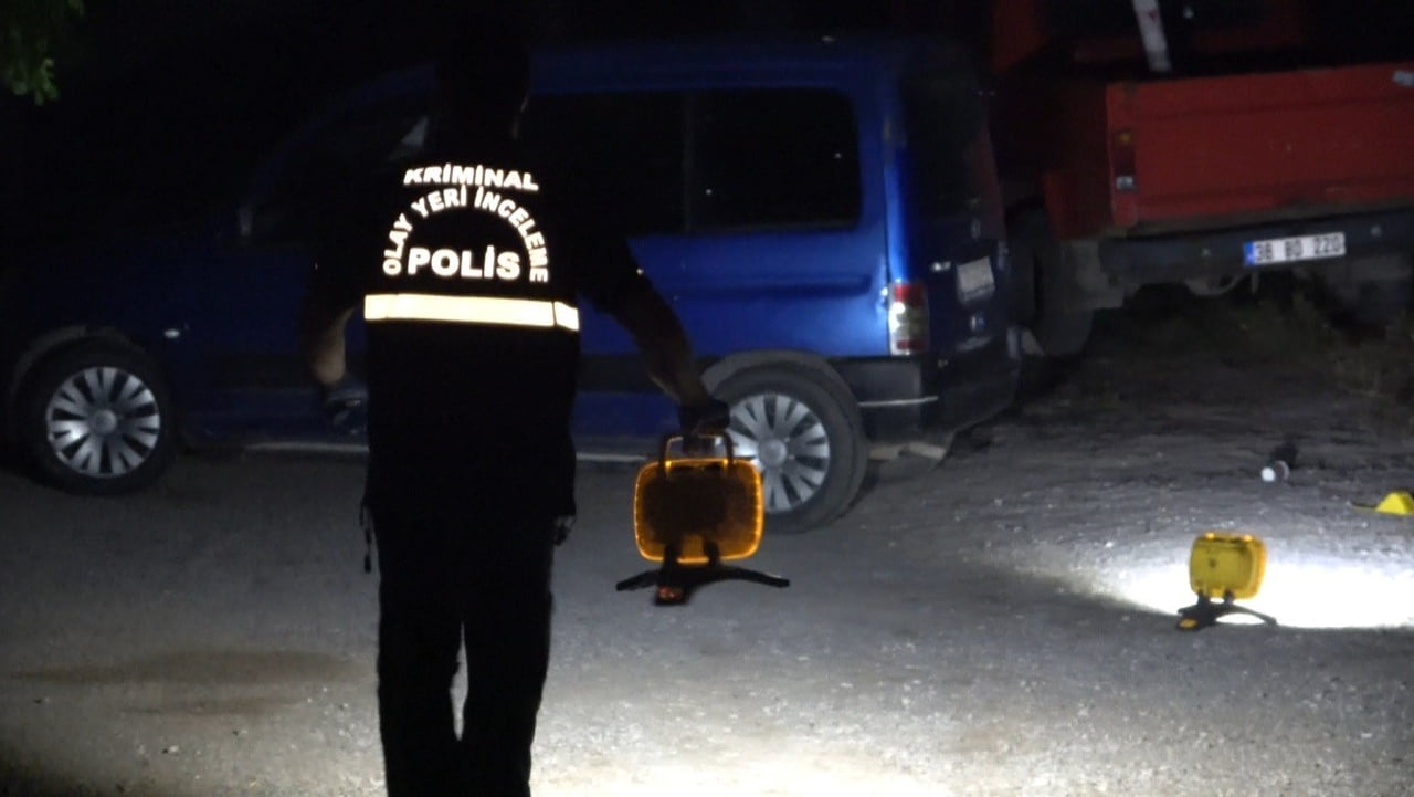 ANTALYA’DA ALACAK VERECEK MESELESİ NEDENİYLE ÇIKTIĞI İDDİA EDİLEN TARTIŞMADA BİR KİŞİ, YANINDA...