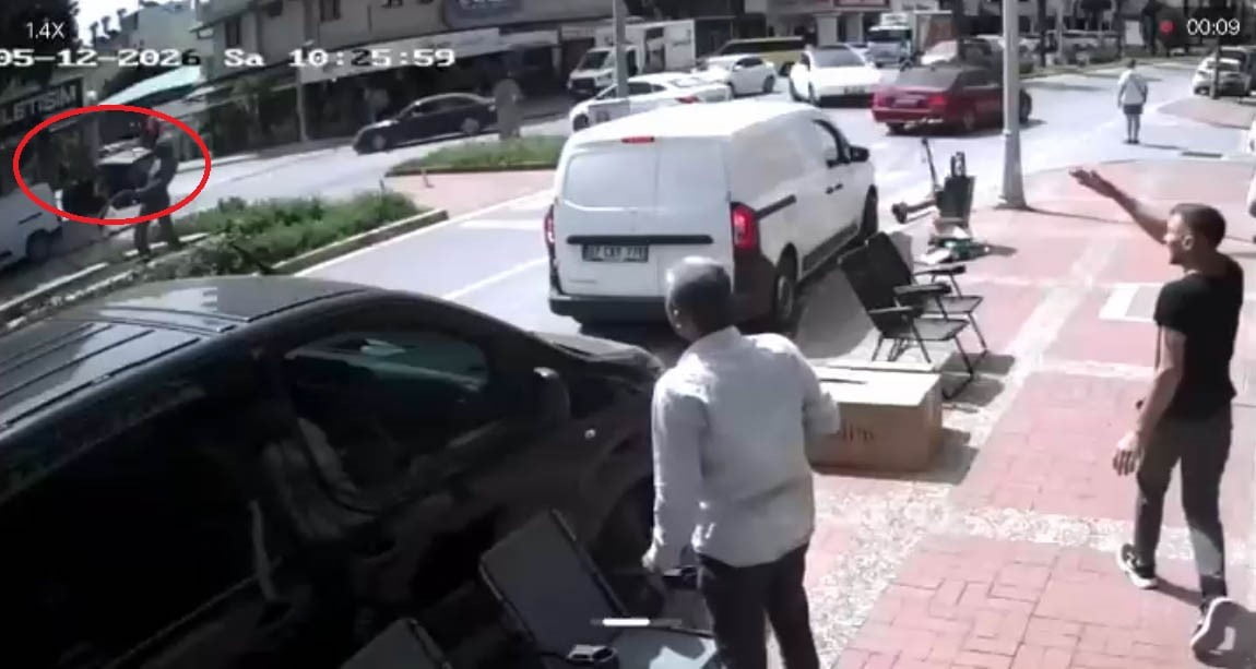 ANTALYA’DA BİR OTOMOBİLİN ÖNCE BİR ARAÇLA ÇARPIŞTI ARDINDAN KALDIRIMDAKİ CADDE TABELASINI...
