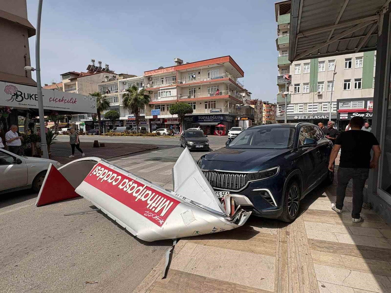 ANTALYA’DA BİR OTOMOBİLİN ÖNCE BİR ARAÇLA ÇARPIŞTI ARDINDAN KALDIRIMDAKİ CADDE TABELASINI...