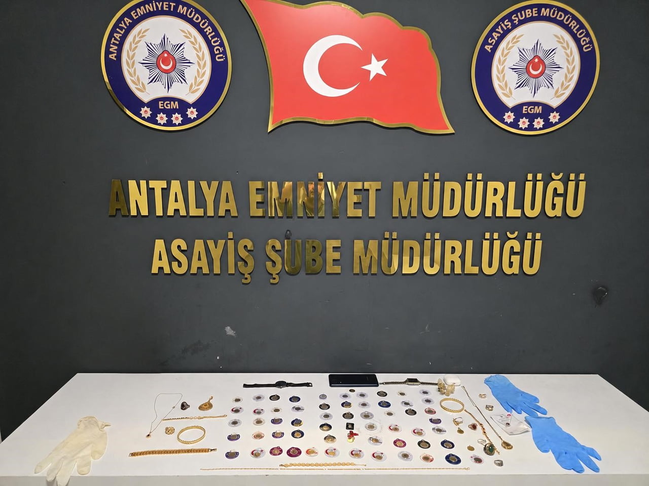 ANTALYA’DA EVDEN VE AÇIKTAN HIRSIZLIK OLAYLARINA KARIŞTIĞI BELİRLENEN ŞÜPHELİ YAKALANIRKEN...