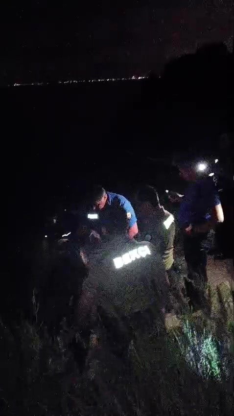 ANTALYA’DA GECE SAATLERİNDE FALEZLERDEN DÜŞEREK PATİKA ALANDA MAHSUR KALAN GENÇ KADIN, POLİS VE...
