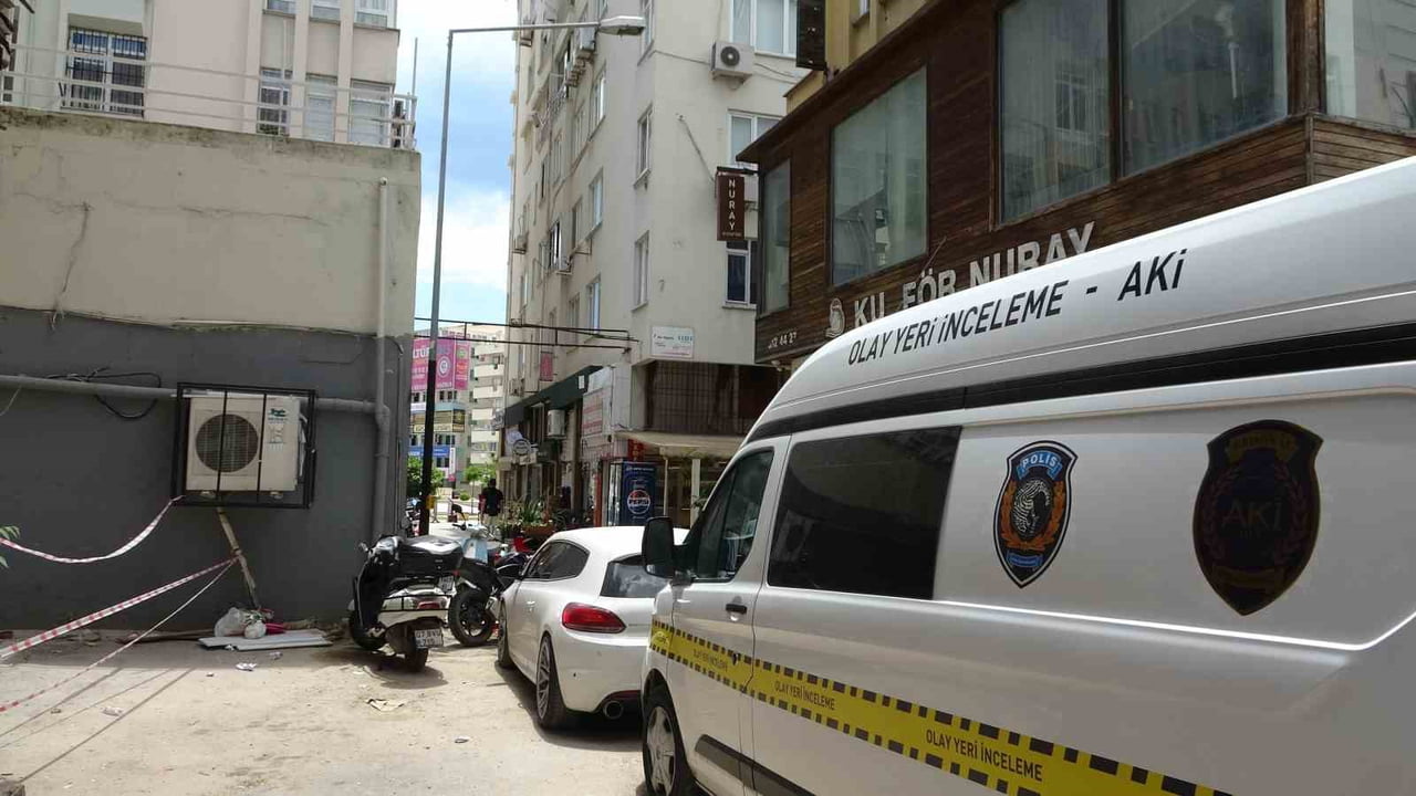 ANTALYA’DA HAVALİMANINDA ÇALIŞTIĞI ÖĞRENİLEN 36 YAŞINDAKİ SEMİH ABBAK, YALNIZ YAŞADIĞI EVİNDE ÖLÜ...