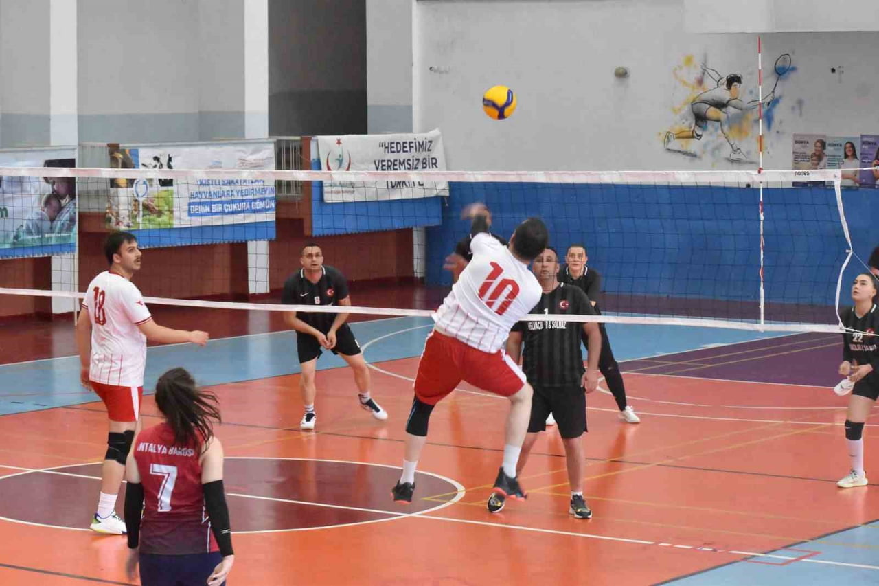 ANTALYA’DA KAMU KURUMLARINI BİR ARAYA GETİREN “SAĞLIK İÇİN FİLEDE BULUŞALIM” VOLEYBOL TURNUVASI...