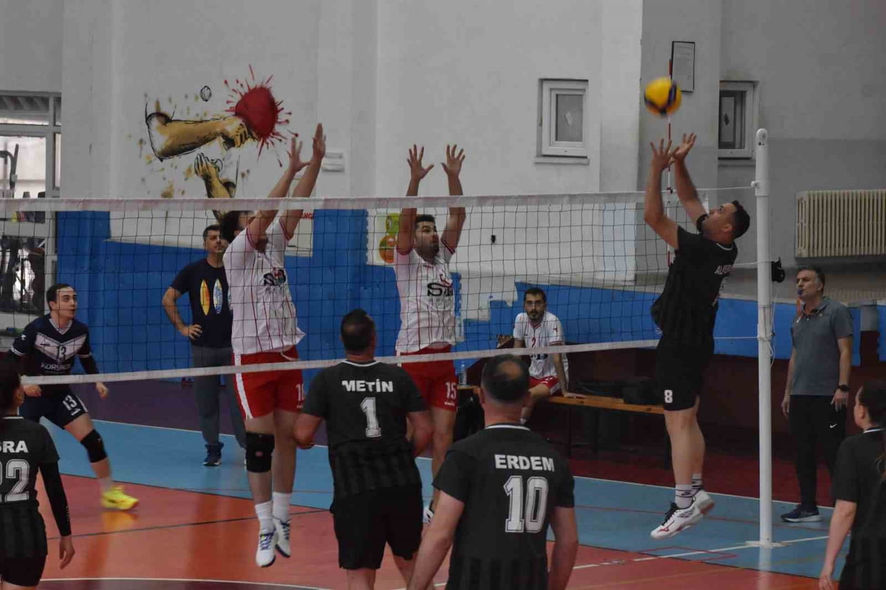 ANTALYA’DA KAMU KURUMLARINI BİR ARAYA GETİREN “SAĞLIK İÇİN FİLEDE BULUŞALIM” VOLEYBOL TURNUVASI...