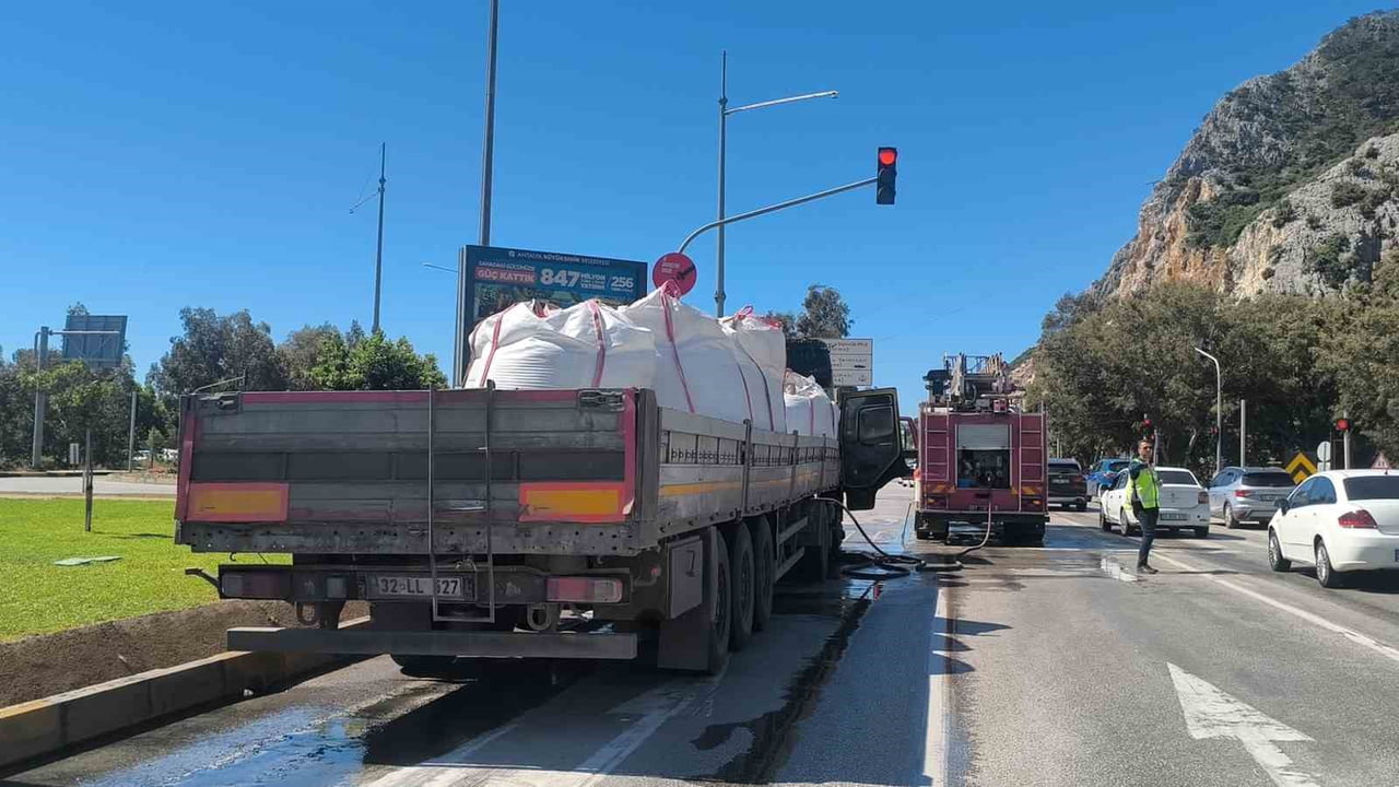 ANTALYA’DA KIRMIZI IŞIKTA BEKLEYEN ÇİMENTO YÜKLÜ TIRDA YANGIN ÇIKTI. İTFAİYE EKİPLERİNİN HIZLI...