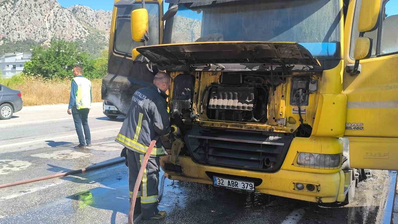 ANTALYA’DA KIRMIZI IŞIKTA BEKLEYEN ÇİMENTO YÜKLÜ TIRDA YANGIN ÇIKTI. İTFAİYE EKİPLERİNİN HIZLI...