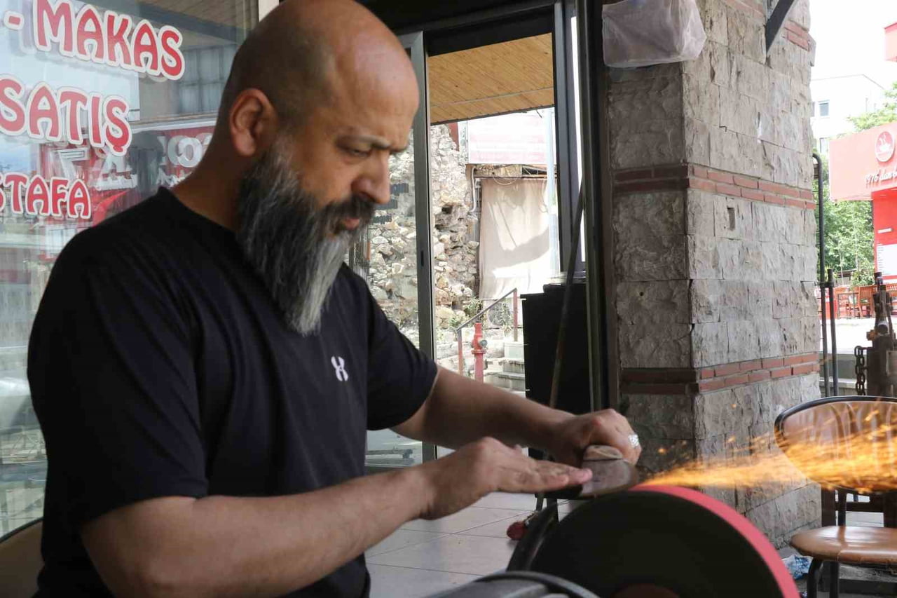 ANTALYA’DA KURBAN BAYRAMI’NA SAYILI GÜNLER KALA BIÇAKÇILARDA YOĞUNLUK BAŞLADI. KURBAN KESİMİNDE...