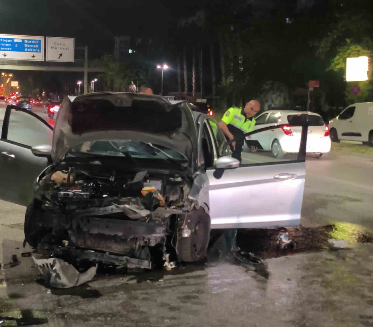 ANTALYA’DA MEYDANA GELEN TRAFİK KAZASINDA ARAÇ SÜRÜCÜSÜ KADIN HURDAYA DÖNEN ARAÇTAN BURNU BİLE...