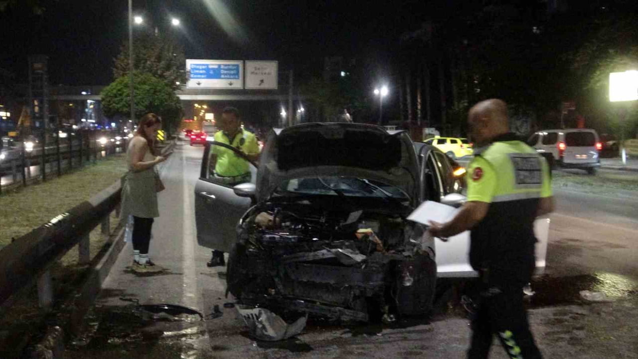 ANTALYA’DA MEYDANA GELEN TRAFİK KAZASINDA ARAÇ SÜRÜCÜSÜ KADIN HURDAYA DÖNEN ARAÇTAN BURNU BİLE...