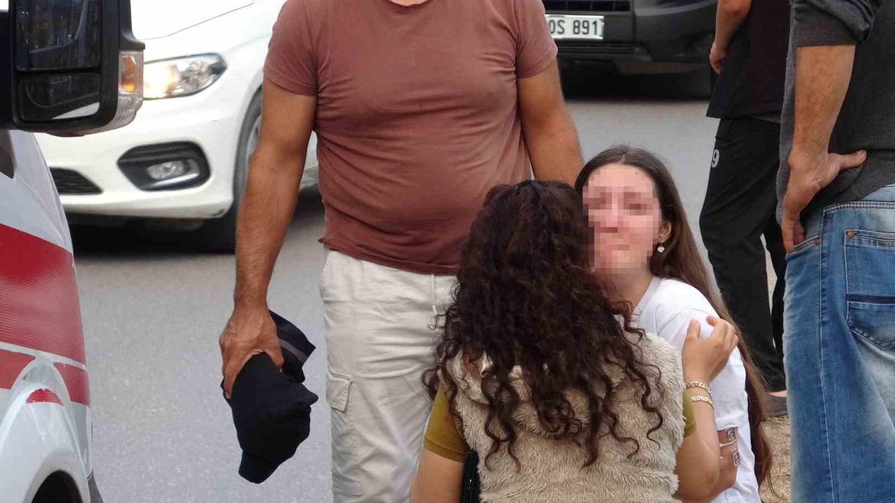 ANTALYA’DA MEYDANA GELEN TRAFİK KAZASINDA YOLUN KARŞISINA GEÇMEK İSTEYEN GENCE OTOMOBİL ÇARPTI....