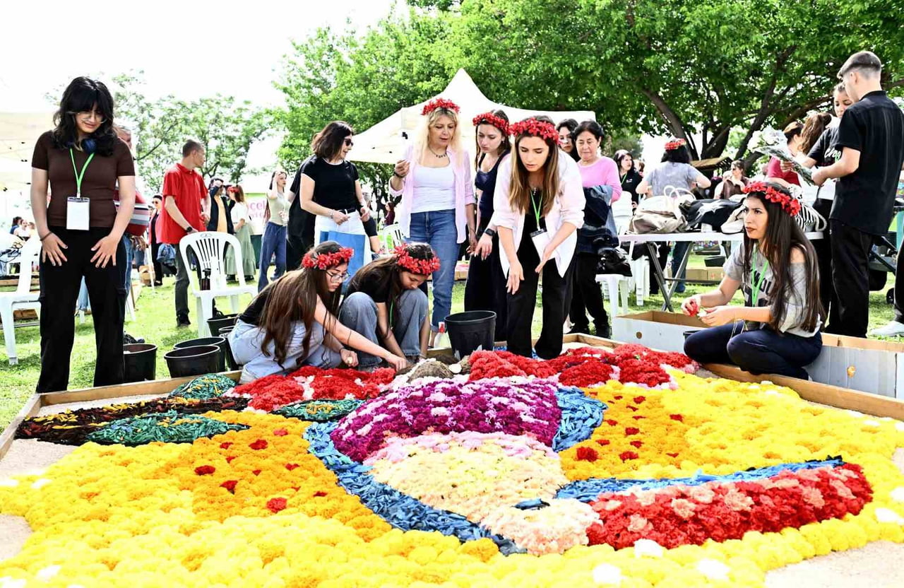 ANTALYA’DA MURATPAŞA BELEDİYESİ’NİN BU YIL İKİNCİSİNİ DÜZENLEDİĞİ ÇİÇEK DESENLERİ GÜNLERİ’NDE, 9...