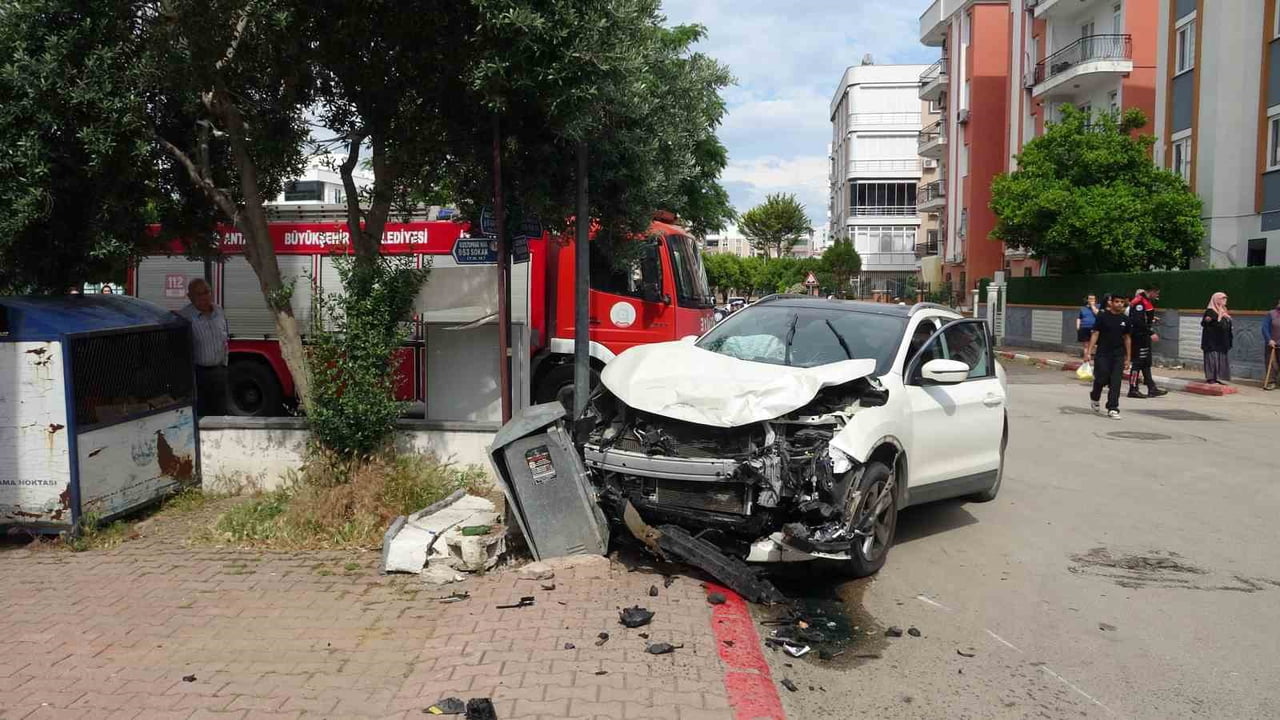 ANTALYA’DA RUTİN DEVRİYE GÖREVİNDEKİ MOTORİZE YUNUS TİMLERİ İLE OTOMOBİL ÇARPIŞTI. KAZADA 2 POLİS...
