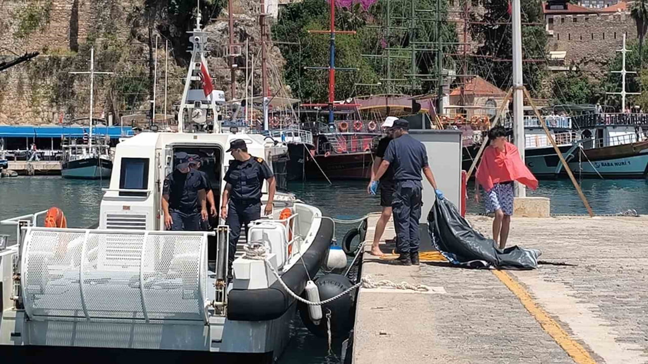ANTALYA’DA RÜZGARLA AÇIĞA SÜRÜKLENEN VE ŞİŞME BOTLARI PATLAYAN 2 KİŞİ SAHİL GÜVENLİK EKİPLERİNCE...