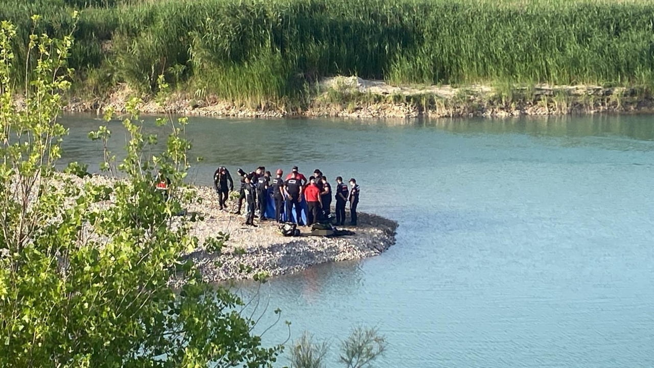 ANTALYA’DA SERİNLEMEK İÇİN AKSU ÇAYI’NA GİREN 3 ARKADAŞTAN AKINTIYA KAPILARAK KAYBOLAN GENCİN...