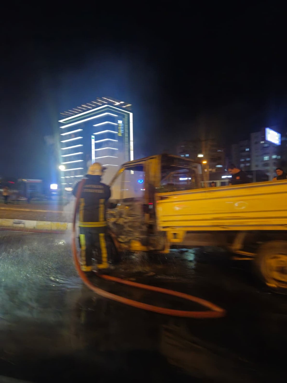 ANTALYA’DA SEYİR HALİNDEKİ KAMYONET ALEVLERE TESLİM OLDU. ZAMAN ZAMAN KÜÇÜK PATLAMALARIN YAŞANDIĞI...