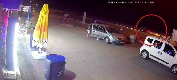 ANTALYA’DA VİRAJI ALAMAYARAK ORTA REFÜJE ÇARPAN MOTOSİKLETİN ARKASINDAN DÜŞEN VE BAŞINDA KASKI...