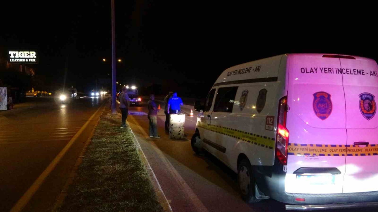 ANTALYA’DA VİRAJI ALAMAYARAK ORTA REFÜJE ÇARPAN MOTOSİKLETİN ARKASINDAN DÜŞEN VE BAŞINDA KASKI...