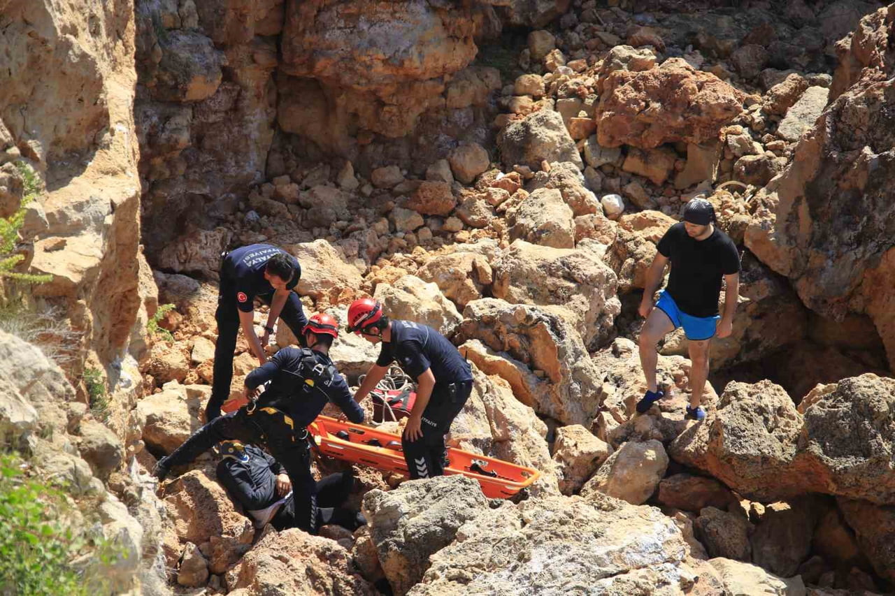 ANTALYA’DA ZIPKINLA BALIK TUTMAK İÇİN FALEZLERDEN AŞAĞIYA İNERKEN DÜŞEREK YARALANAN ŞAHIS İTFAİYE...