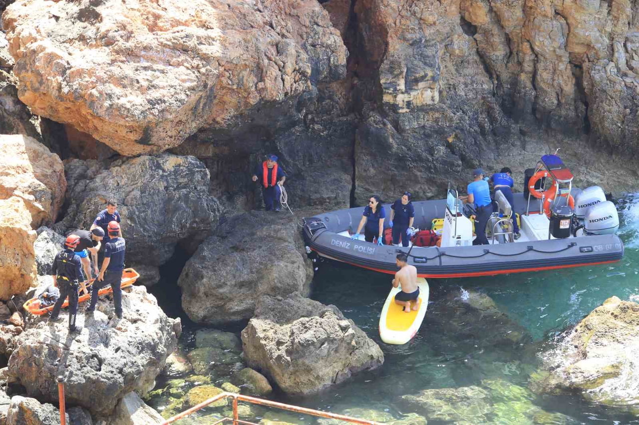 ANTALYA’DA ZIPKINLA BALIK TUTMAK İÇİN FALEZLERDEN AŞAĞIYA İNERKEN DÜŞEREK YARALANAN ŞAHIS İTFAİYE...