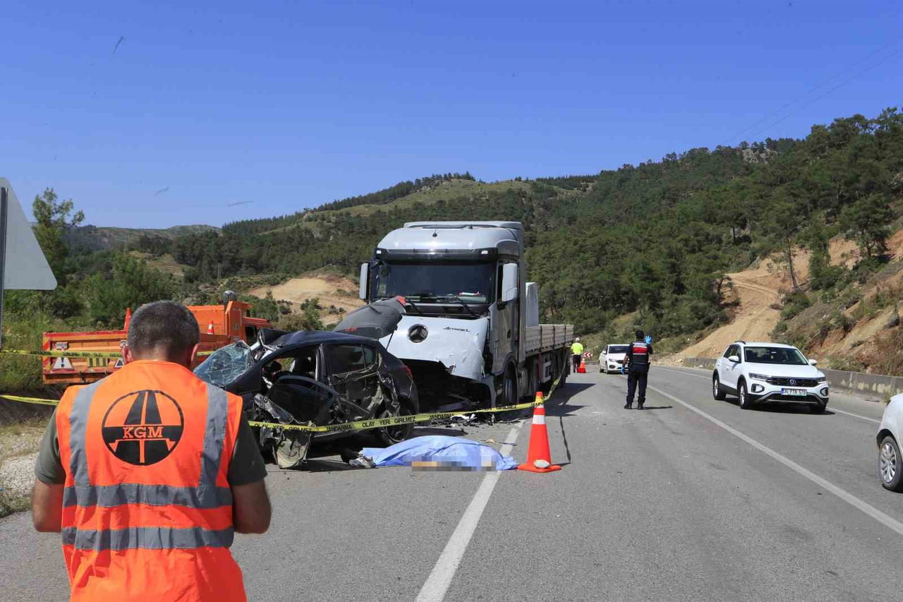 ANTALYA-ISPARTA YOLUNDA DİREKSİYON HAKİMİYETİNİ KAYBEDEREK KARŞI YÖNDEN GELEN MERMER BLOKLARIN...