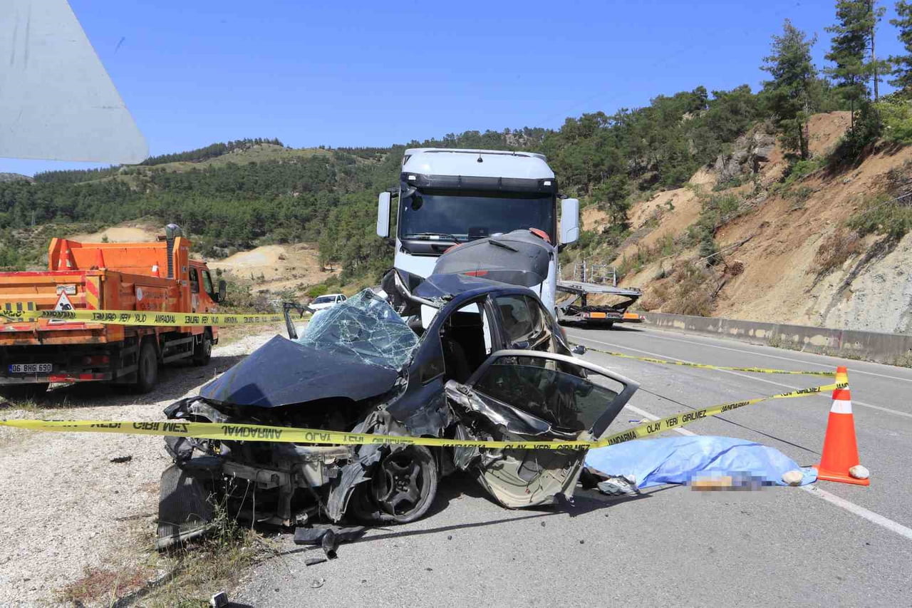 ANTALYA-ISPARTA YOLUNDA DİREKSİYON HAKİMİYETİNİ KAYBEDEREK KARŞI YÖNDEN GELEN MERMER BLOKLARIN...