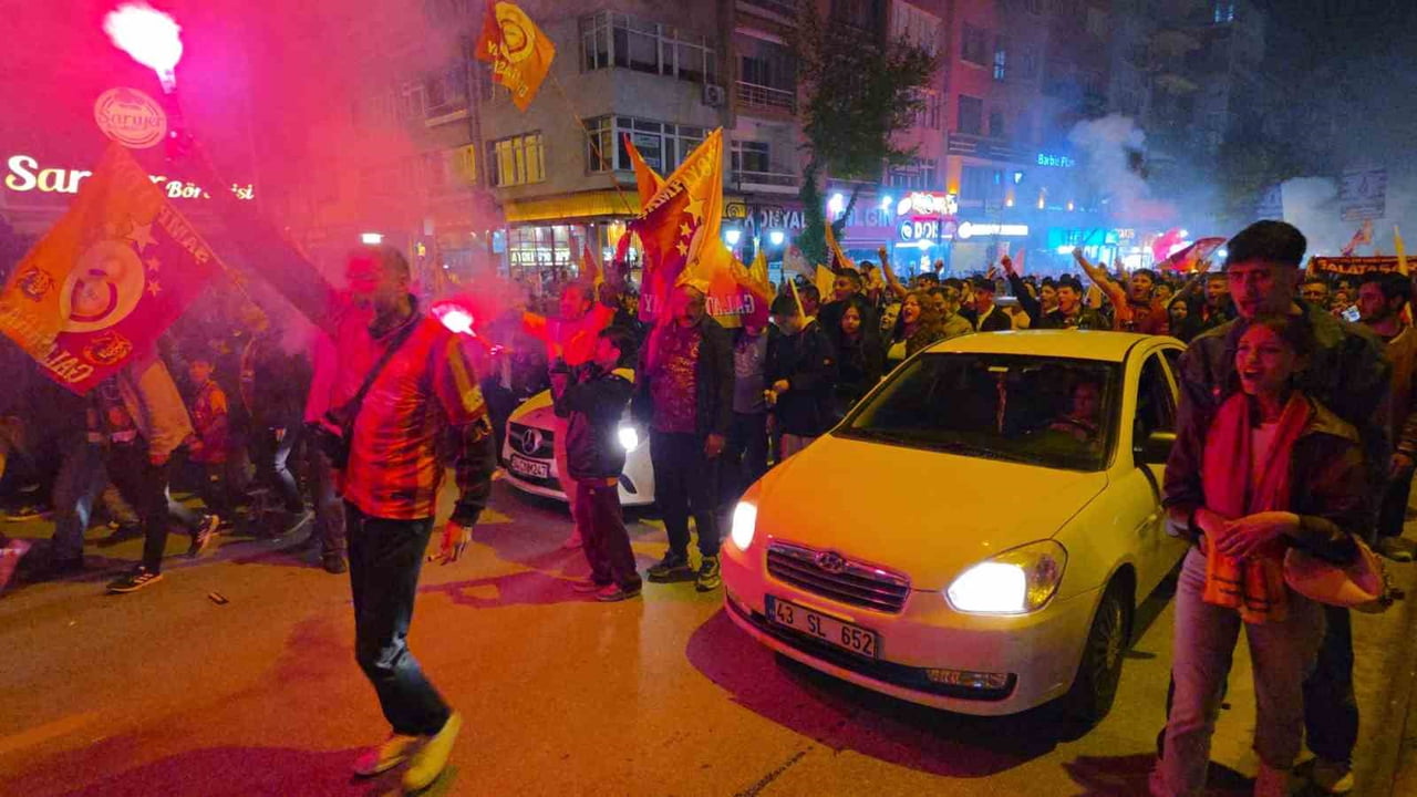 ANTALYA MAÇININ BİTİŞ DÜDÜĞÜNÜN ARDINDAN SARI-KIRMIZILI TARAFTARLAR ATATÜRK BULVARI VE ZAFER...