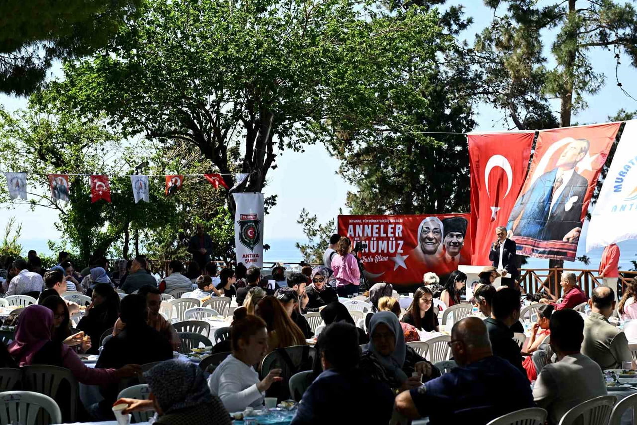 ANTALYA MURATPAŞA BELEDİYE BAŞKANI ÜMİT UYSAL, ANNELER GÜNÜ DOLAYISIYLA DÜZENLENEN KAHVALTI...