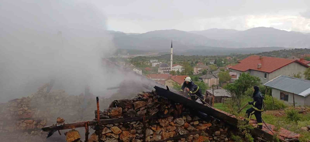 ANTALYA’NIN AKSEKİ İLÇESİNDE YAKLAŞIK 110 YILLIK TARİHİ DÜĞMELİ EVDE ÇIKAN YANGIN KORKU DOLU...