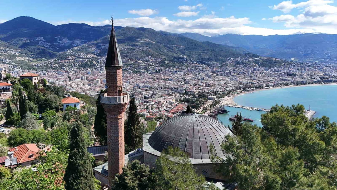 ANTALYA’NIN ALANYA İLÇESİNDE, ALANYA KALESİ İÇERİSİNDE YER ALAN SÜLEYMANİYE CAMİİ, HEM YERLİ HEM...