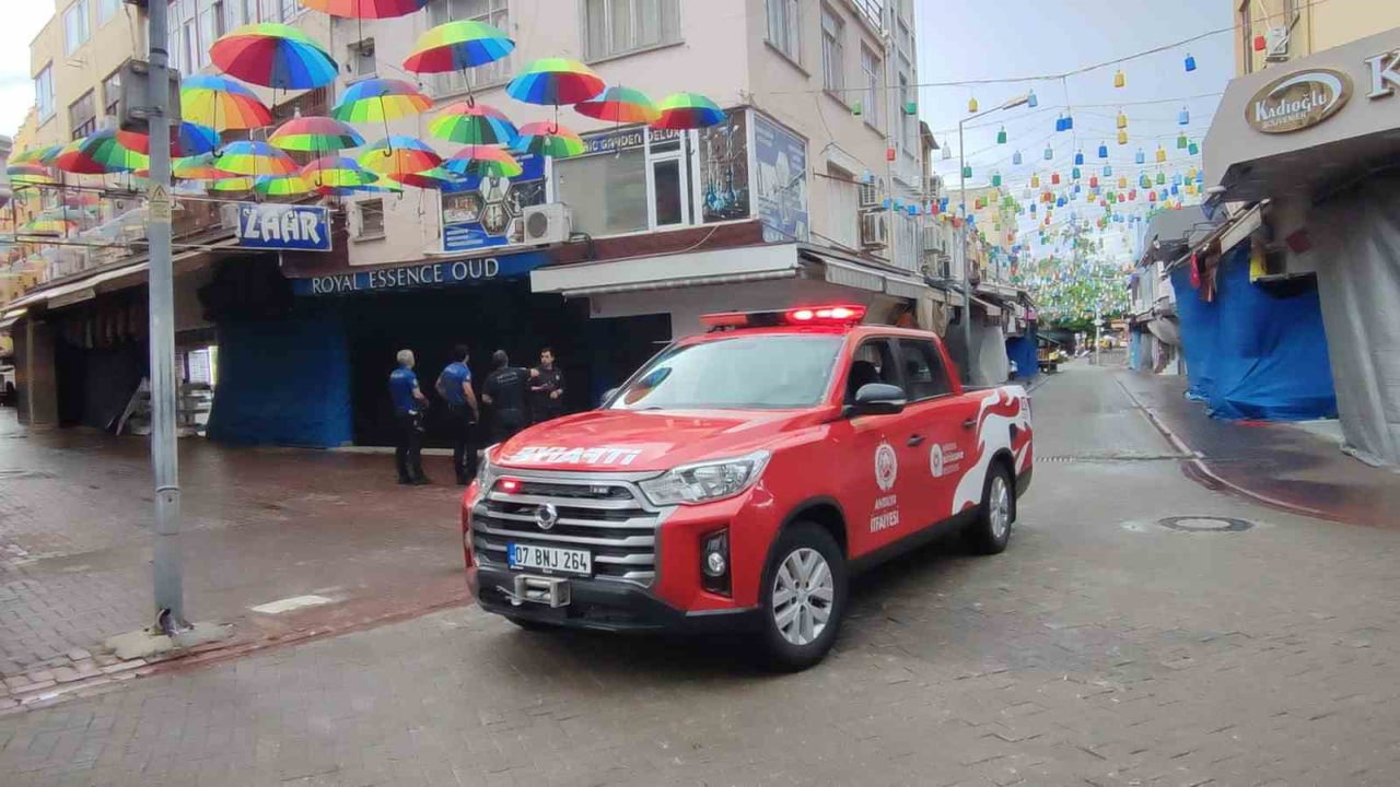 ANTALYA’NIN ALANYA İLÇESİNDE BİR İŞ YERİNİN GİRİŞ KISMINDA BULUNAN ELEKTRİK ŞALTERİNDEN ÇIKAN...