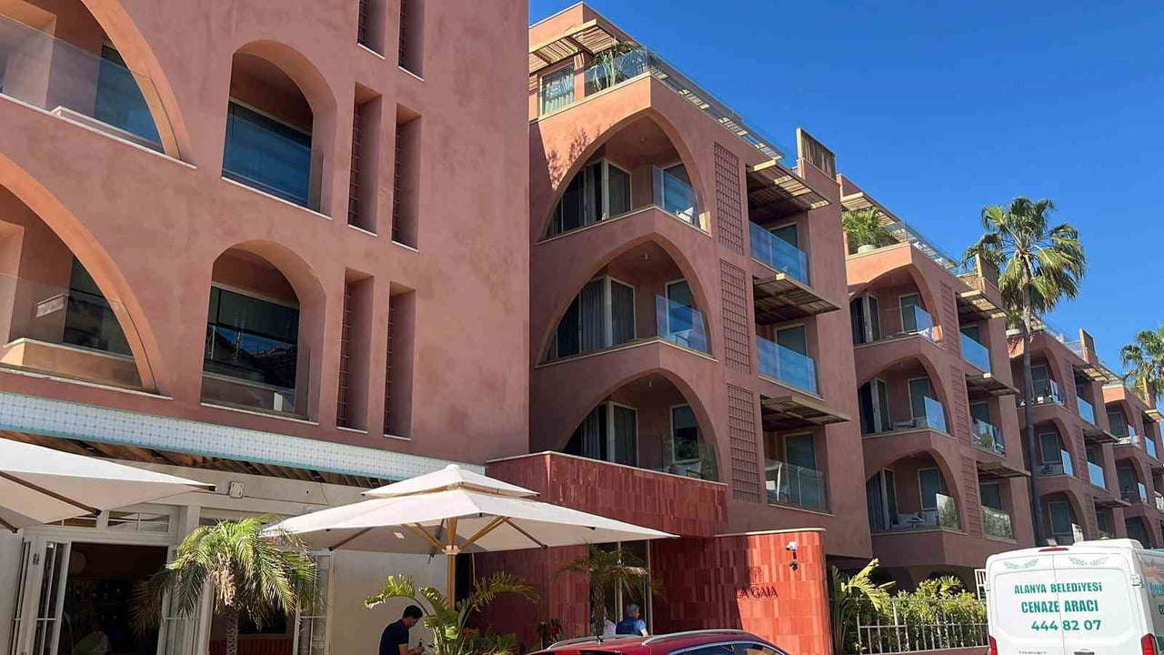 ANTALYA’NIN ALANYA İLÇESİNDE BİR OTEL ODASINDA YABANCI UYRUKLU KADIN ÖLÜ BULUNDU.