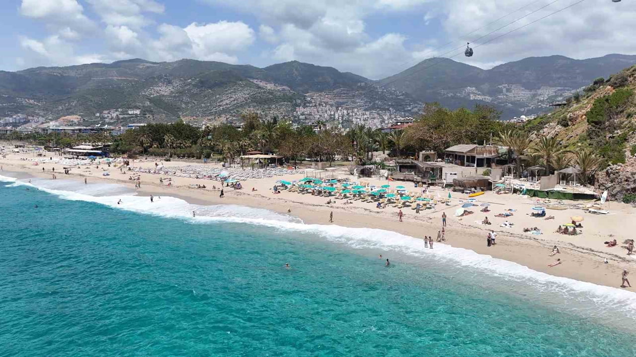 ANTALYA’NIN ALANYA İLÇESİNDE ETKİSİNİ GÖSTEREN YAZ HAVASI, SAHİLLERİ HAREKETLENDİRDİ. YERLİ VE...
